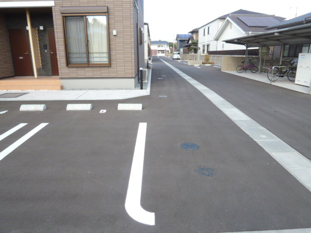 エヌ．プレストⅡの駐車場