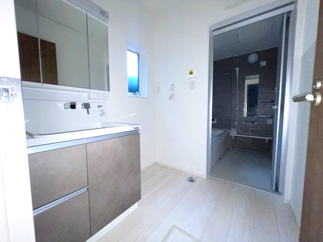 廿日市市住吉二丁目　№35516の独立洗面台|三面鏡裏収納があるので
小物もスッキリ収納できます。