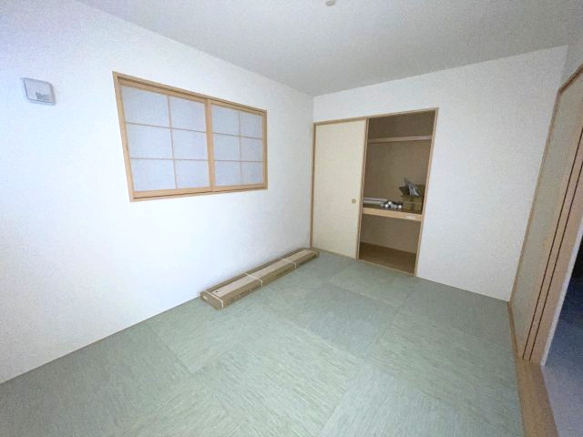 廿日市市住吉二丁目　№35516の和室|1階　6帖
リビング横には
のんびりできる
和室があります。