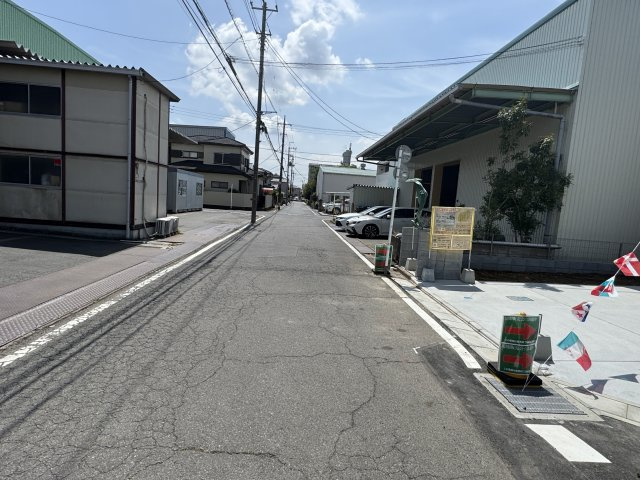 三郷市早稲田７丁目新築戸建【前間小学校：7分】の前面道路含む現地写真|東側前面道路・幅員約6ｍ