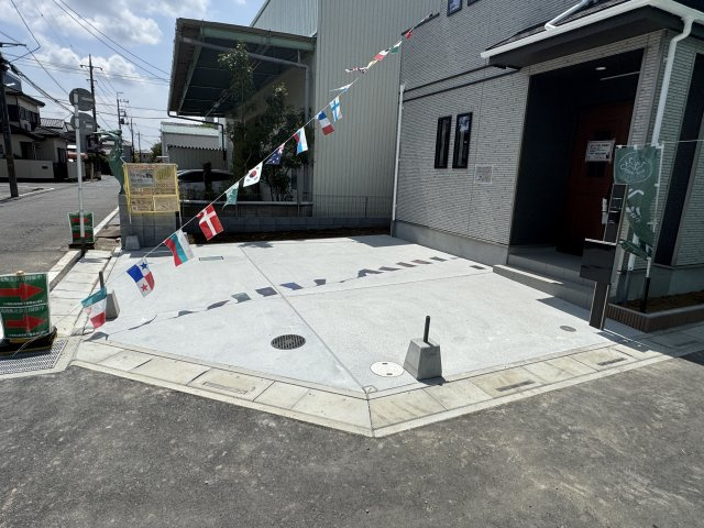 三郷市早稲田７丁目新築戸建【前間小学校：7分】の駐車場|D号棟駐車スペース・並列２台駐車可