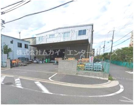 三ツ島倉庫の駐車場