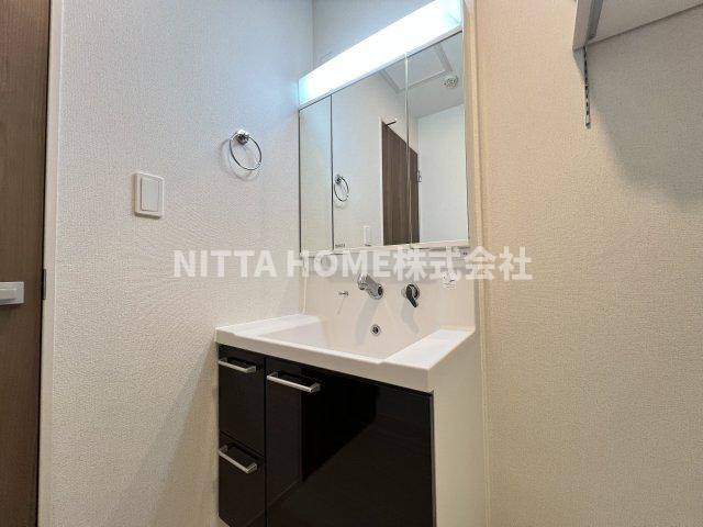 ハーモニー福知山　Ａ棟の洗面所|【イメージ写真】独立洗髪洗面台や室内洗濯機置き場も設置◇