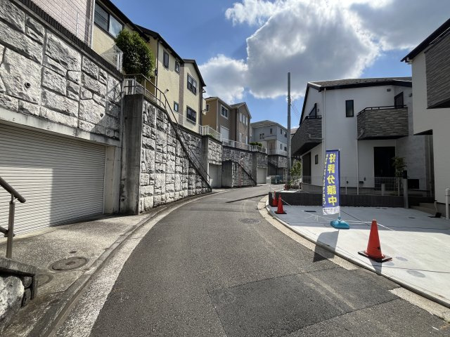 緑区長津田2丁目1期2工区新築戸建の前面道路含む現地写真