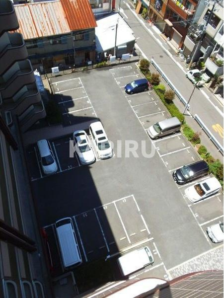 エヌズの駐車場