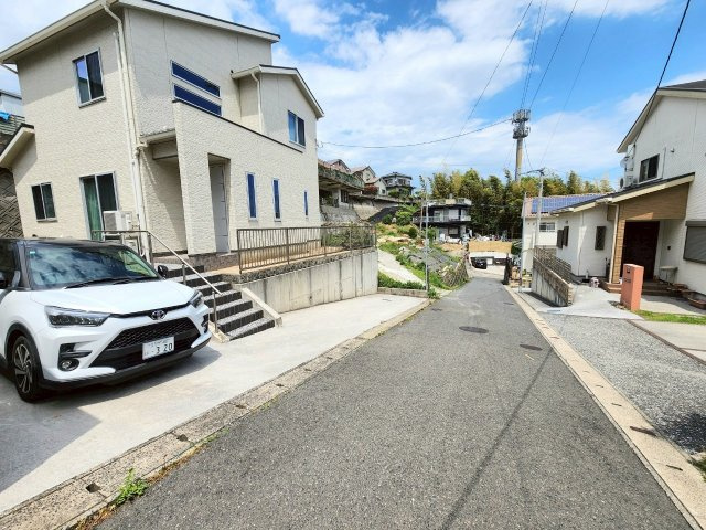小倉北区熊谷　中古戸建ての前面道路含む現地写真|前面道路は交通量が少なく駐車しやすいです♪【小倉北区　中古戸建】