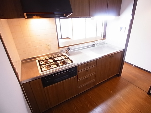 神戸市須磨区磯馴町１丁目の賃貸マンションのキッチン|システムキッチン（ガス３口）