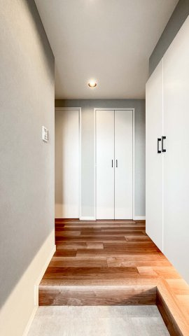 ステイツ三鷹ヴェルパセオの玄関|収納もある玄関です