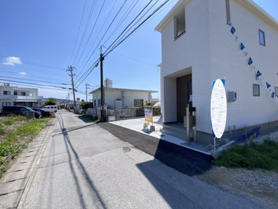 【前面道路含む現地写真】 | 八重瀬町港川（全2棟）1号棟 | ※北西側4.7m♪