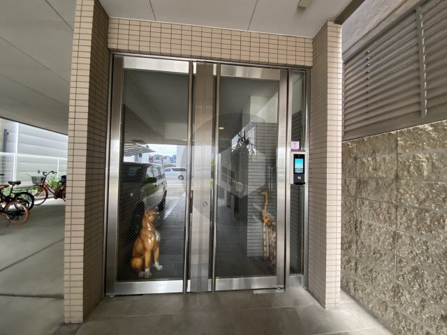 東大阪市高井田本通１丁目の賃貸マンションのエントランス