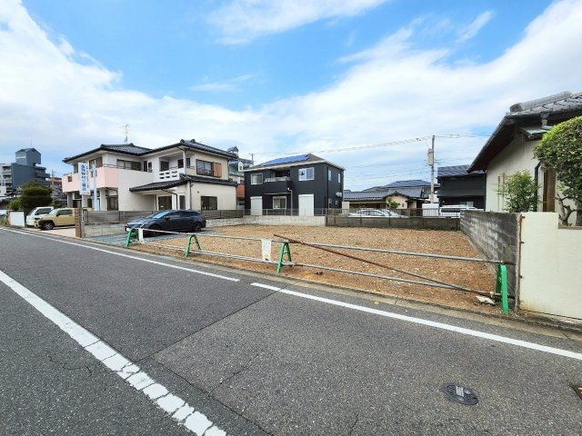 小倉南区春ケ丘　建築条件付き売地の外観|砂利部分から右側約50坪が対象地です。