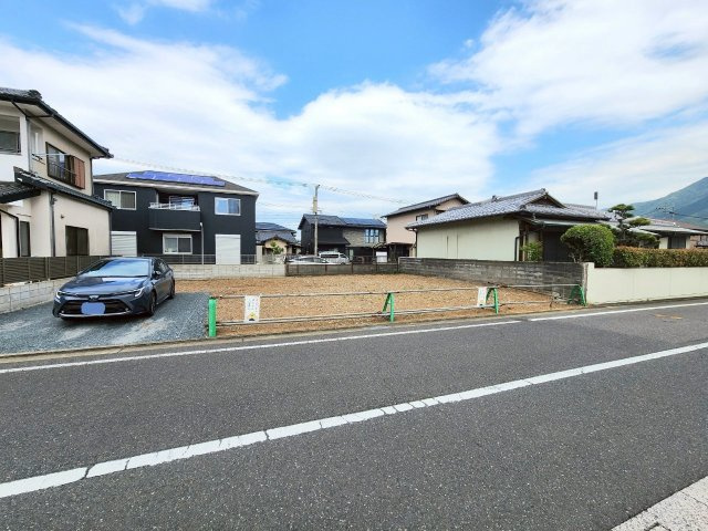 小倉南区春ケ丘　建築条件付き売地の外観|砂利部分から右側約50坪が対象地です。