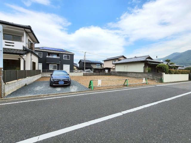 小倉南区春ケ丘　建築条件付き売地の外観|砂利部分から右側約50坪が対象地です。