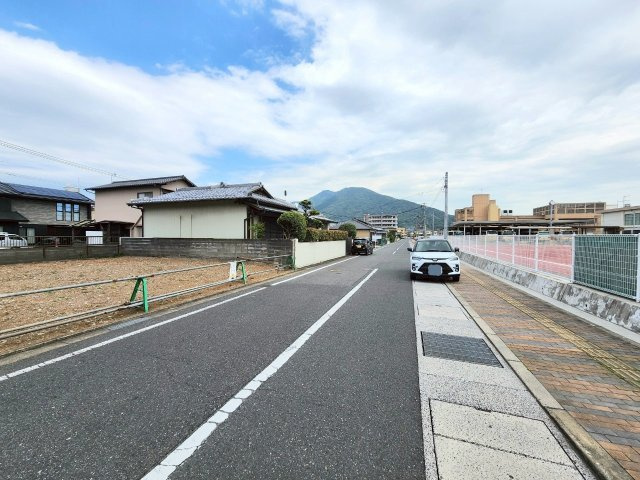 小倉南区春ケ丘　建築条件付き売地の前面道路含む現地写真|南側前面道路は8ｍ以上♪