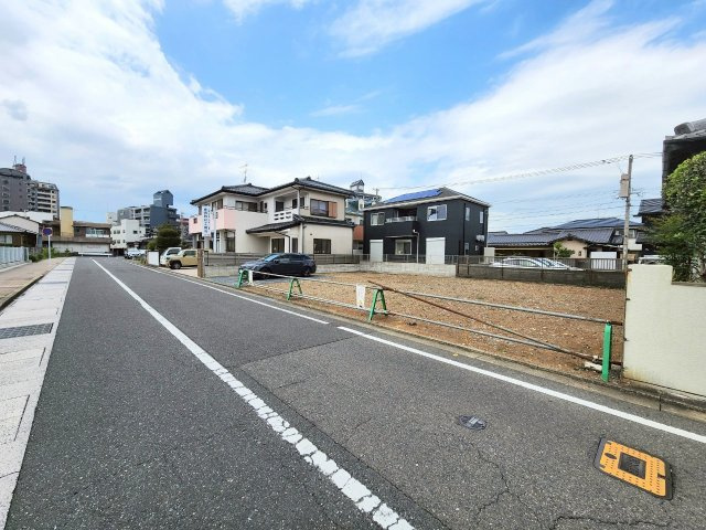 小倉南区春ケ丘　建築条件付き売地の前面道路含む現地写真|南側前面道路は8ｍ以上♪