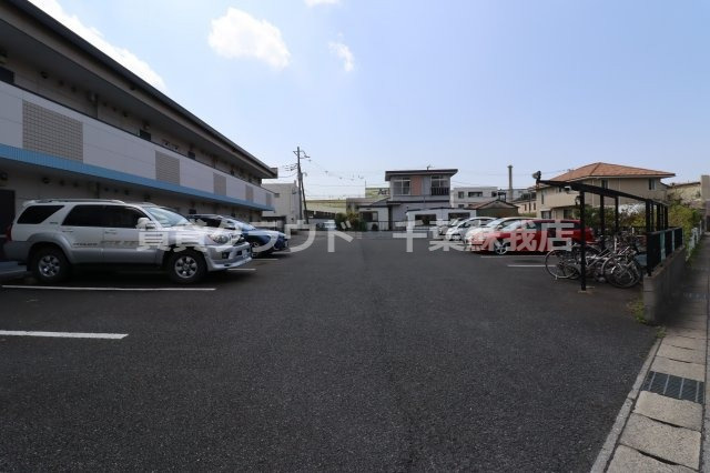 エターナIの駐車場|車をお持ちの方に嬉しい駐車場付きの物件です