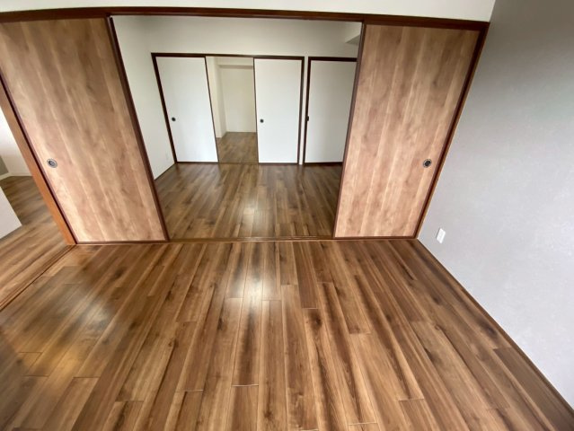 シティパレス瀬戸の洋室|ゆったりした洋室です