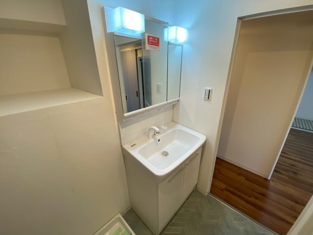 シティパレス瀬戸の独立洗面台|独立洗面台、小物を置くことができて便利です