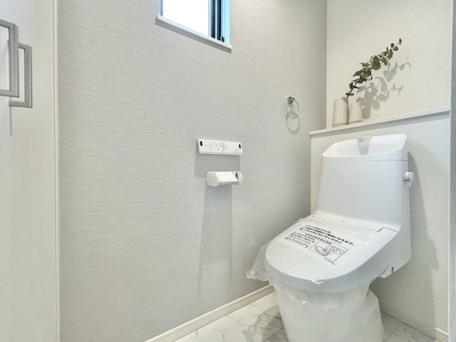 豊島区長崎6丁目　戸建のトイレ|毎日使用する場所は、換気も出来るよう窓も完備！

ご内見希望・資料請求などお気軽にお問い合わせ下さい！
03-5990-5201