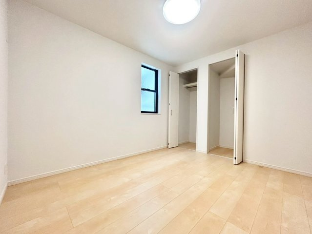 豊島区長崎6丁目　戸建の洋室|全居室収納完備で居住空間を快適にお過ごし頂けます。

ご内見希望・資料請求などお気軽にお問い合わせ下さい！
03-5990-5201