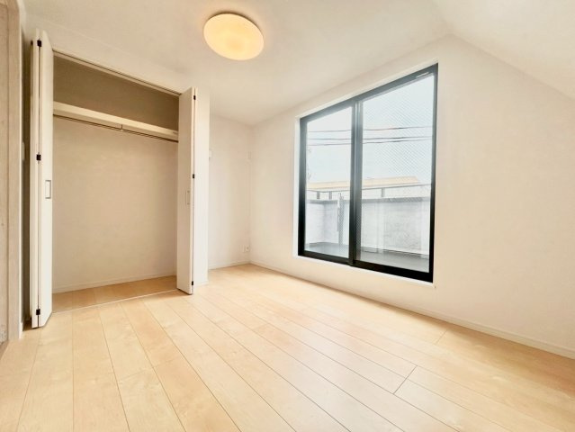 豊島区長崎6丁目　戸建の洋室|大きな窓からたっぷりと陽光が注がれる明るい居室。一日の疲れを癒し、時を忘れて過ごせる空間です！

ご内見希望・資料請求などお気軽にお問い合わせ下さい！
03-5990-5201