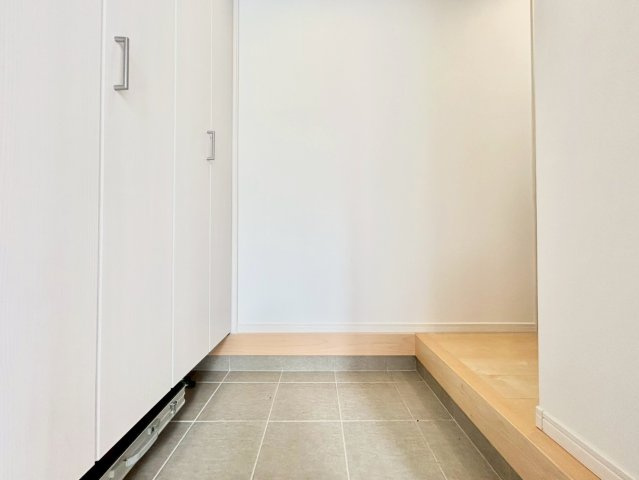 豊島区長崎6丁目　戸建の玄関|住む人や訪れる人を心地よく迎え入れてくれる玄関。

ご内見希望・資料請求などお気軽にお問い合わせ下さい！
03-5990-5201