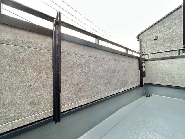 豊島区長崎6丁目　戸建のバルコニー|朝の澄んだ空気や、夕方の清々しい風を五感で感じられるバルコニー！

ご内見希望・資料請求などお気軽にお問い合わせ下さい！
03-5990-5201