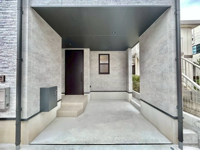 豊島区長崎6丁目　戸建の駐車場|雨でも大切な車が濡れないビルトインガレージです。

ご内見希望・資料請求などお気軽にお問い合わせ下さい！
03-5990-5201