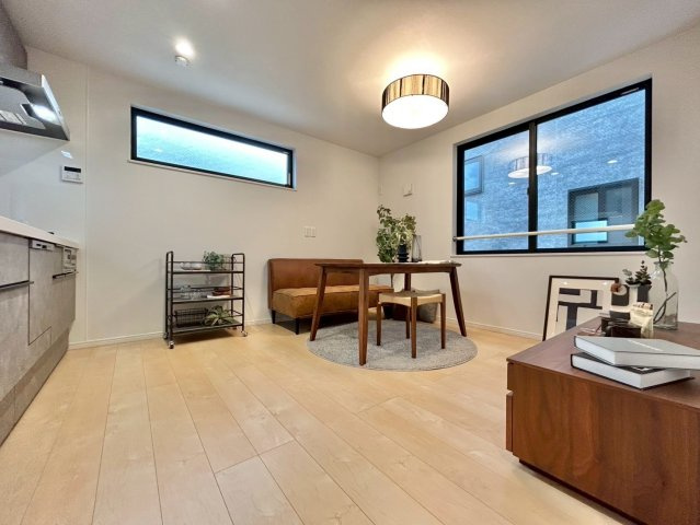 豊島区長崎6丁目　戸建の居間・リビング|ご家族が自然と顔を会わせることで、コミュニケーションを育んでくれるリビングイン階段あり。

ご内見希望・資料請求などお気軽にお問い合わせ下さい！
03-5990-5201