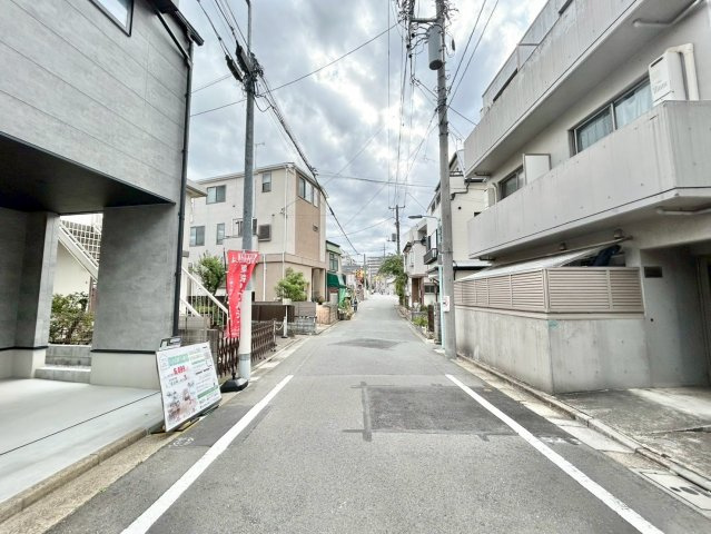 豊島区長崎6丁目　戸建の前面道路含む現地写真|子育てしやすい住環境！教育施設や商業施設も徒歩圏内に充実。

ご内見希望・資料請求などお気軽にお問い合わせ下さい！
03-5990-5201