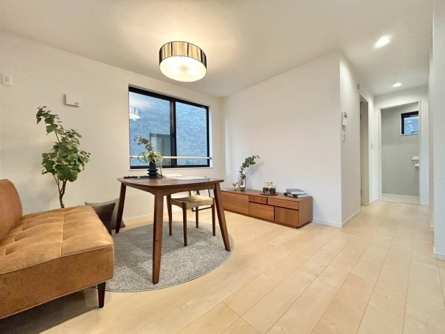 豊島区長崎6丁目　戸建の居間・リビング|2階リビングは外からの視線が気にならない、寛ぎのプライベート空間！

ご内見希望・資料請求などお気軽にお問い合わせ下さい！
03-5990-5201