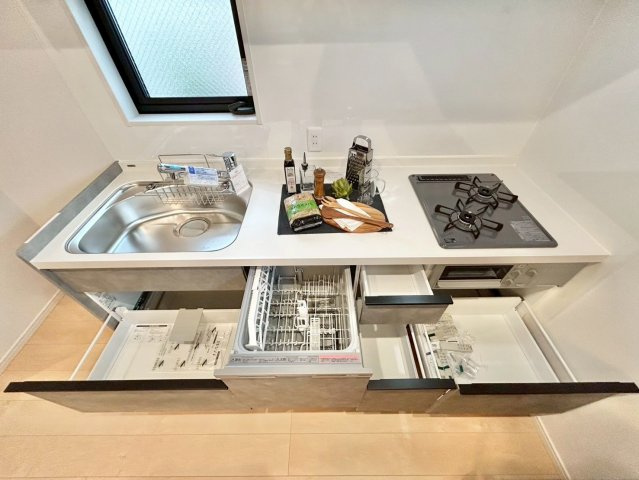 豊島区長崎6丁目　戸建のキッチン|ビルトインタイプの食洗機付き！家事の時間と、手洗いに比べて使用水量も軽減します！

ご内見希望・資料請求などお気軽にお問い合わせ下さい！
03-5990-5201