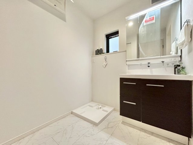 豊島区長崎6丁目　戸建の独立洗面台|三面鏡の裏側は、洗面用具などの小物が置ける収納棚です。洗面ボウル下にも収納を設置！

ご内見希望・資料請求などお気軽にお問い合わせ下さい！
03-5990-5201