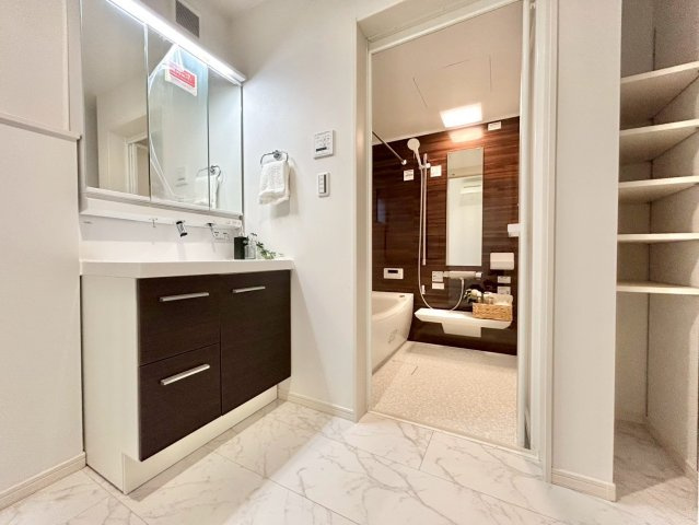 豊島区長崎6丁目　戸建の独立洗面台|白を基調にした飽きのこない空間は、質感豊かな仕上がり。

ご内見希望・資料請求などお気軽にお問い合わせ下さい！
03-5990-5201