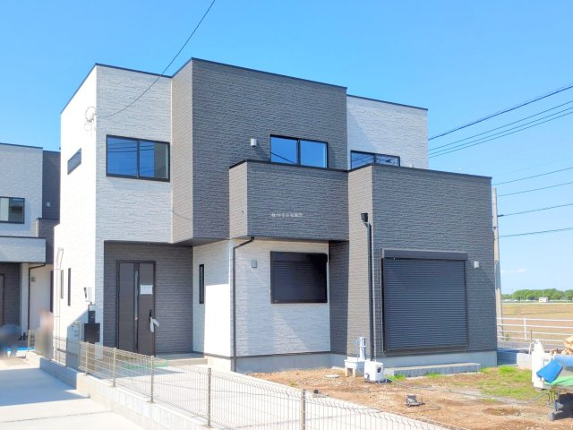 富士見市大字東大久保の新築一戸建の外観|2025年4月撮影　
敷地62坪以上、駐車スペース3台以上の邸宅。
南側道路＆全居室南向きで明るい住空間！　

資料請求やご見学などお気軽にお問い合わせください。