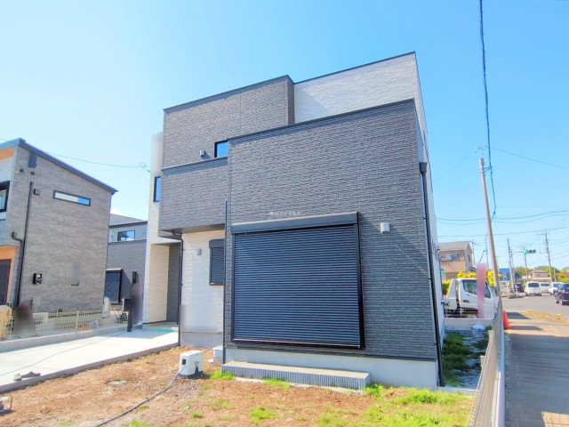 富士見市大字東大久保の新築一戸建の外観|南向きで明るく開放的なルーフバルコニー。