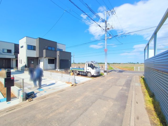 富士見市大字東大久保の新築一戸建の前面道路含む現地写真|南側4.8m公道です。