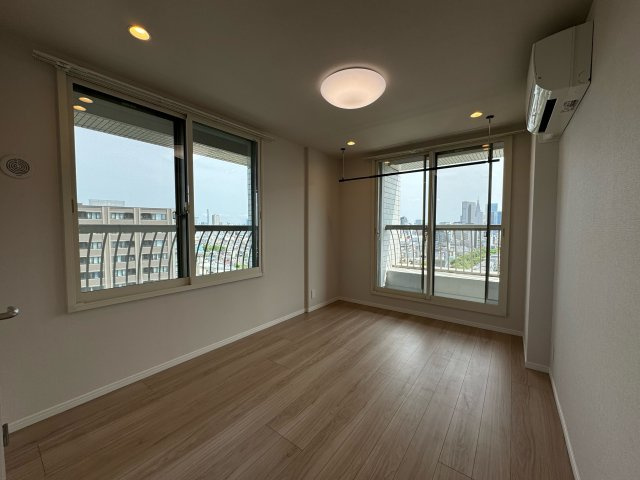 西戸山タワーホウムズサウスタワーの洋室|東側、南側と２面採光の洋室で陽光が差し込み明るい空間です。バルコニーへの出入りが可能で、取り込んだ洗濯物をそのまま収納豊富なWICに収納可能です。