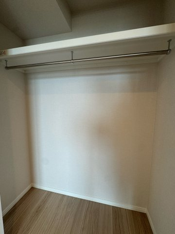 西戸山タワーホウムズサウスタワーの収納|【クローゼット】
ハンガーパイプがあり、洋服を掛けて保管しておくことができます。上部の棚にはカバンなどの小物類を収納できます。スペースがあるため、スーツケースといった大きな物も収納可能です。