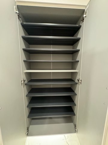 西戸山タワーホウムズサウスタワーの収納|靴をたっぷり収納できる玄関収納が備えられており、玄関をスッキリと保つことができそうです。