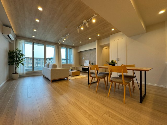 西戸山タワーホウムズサウスタワーの居間・リビング|陽当り良好な東向きのLDK。様々なテイストのインテリアと調和する、シンプルな内装です。お好きな照明の設置など、お気に入りのインテリアをお楽しみいただけます。