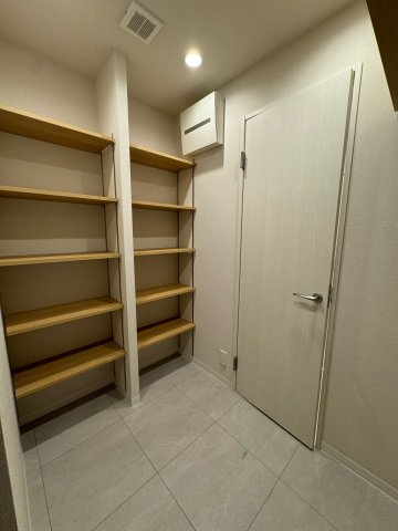 西戸山タワーホウムズサウスタワーの収納|【マルチウォークイン】
靴を履いたまま入れるマルチウォークインクローゼットが備わっています。靴のコレクション・小物類なども一緒に収納することができます。