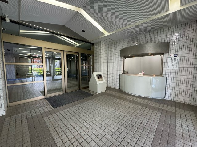 西戸山タワーホウムズサウスタワー|受付窓口やオートロックが設けられているので安心してお過ごしいただけます。