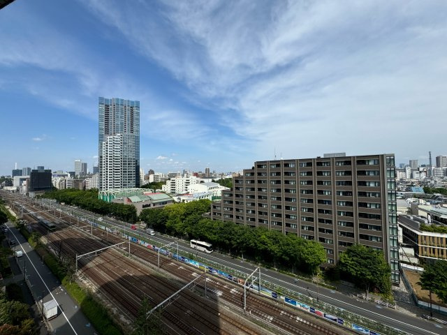 西戸山タワーホウムズサウスタワーの展望|東面バルコニーなので午前中は温かい陽がLDKを照らしてくれそうです。解放感のある眺望です。