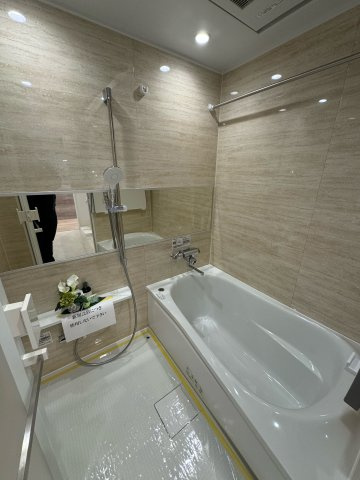 西戸山タワーホウムズサウスタワーの浴室|ワイドミラーが付いた明るい雰囲気の浴室です。高さを自由に調整できる可動式シャワーのため、お子様が1人で使用する際も安心。天候の優れない日や夜間の洗濯に便利な浴室乾燥機付きです。