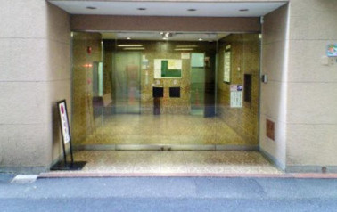 新宿三光町ハイムのエントランス