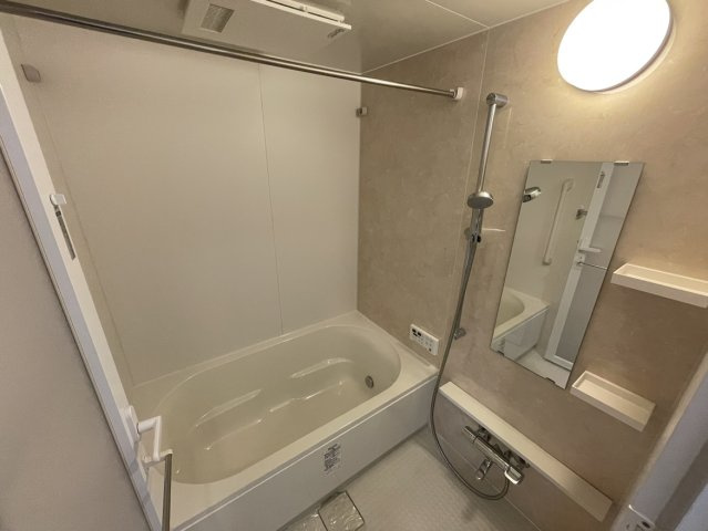 アルファスマート余戸の浴室|一日の疲れをじんわりと癒やしてくれる、丁寧に使用されてきた浴室です。ルームクリーニングが完了した清潔な空間なので、お気に入りの入浴剤を用意して毎晩リラックスしたバスタイムを迎えられます。