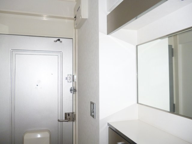 新長田駅前１ＬＤＫリニューアルＩの玄関|玄関にはシューズボックスと鏡があります