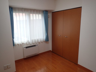 【寝室】 | シェーンブルン宮の森 | 広くて明るい寝室