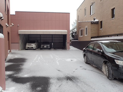 【駐車場】 | シェーンブルン宮の森 | 駐車場に車を止められます